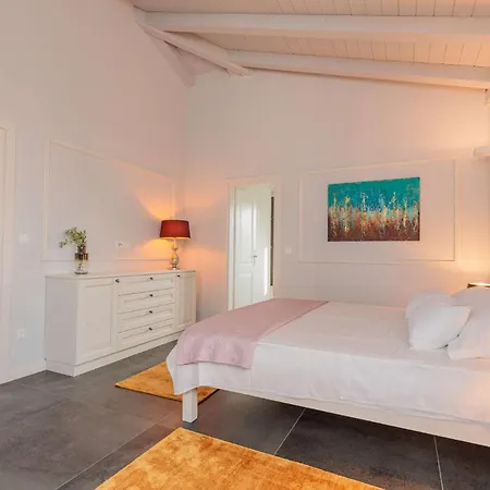 Vila Seafront Adriatica With Pool