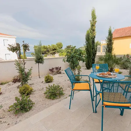 Vila Seafront Adriatica With Pool