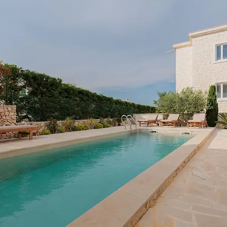 Seafront Adriatica With Pool Vila