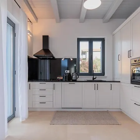 Seafront Adriatica With Pool וילה